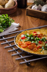 Frittata with tomatoes, herbs and chilli