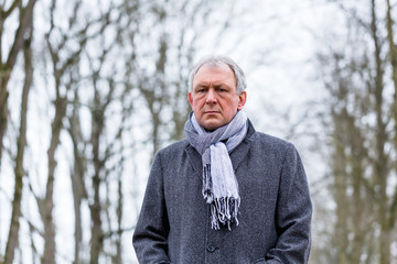 Mann mit Depression läuft im Winter