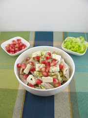 Bunter Penne-Nudelsalat mit Feta und Granatapfel