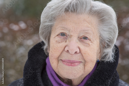 "Senior Woman in the Cold 1" 스톡 사진, 로열티프리 이미지 : Fotolia.com - 이미지 100351819