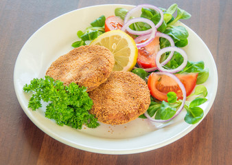 Frikadellen mit Salat
