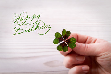 Happy Birthday mit vierblättrigem Kleeblatt