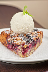 Crumble pie with black currants 