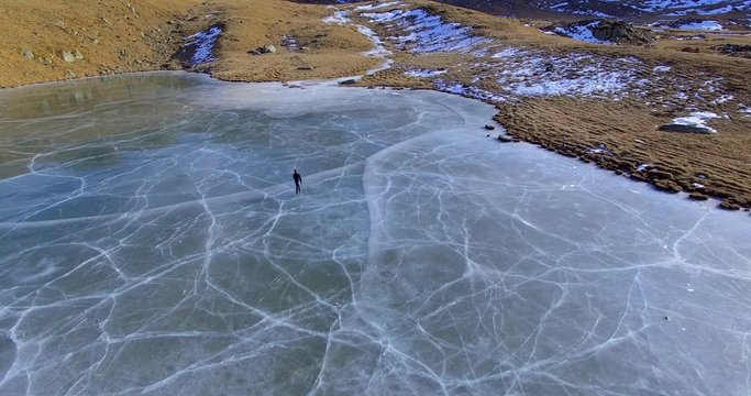 pattinaggio su lago ghiacciato