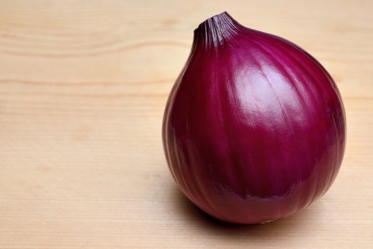 Cipolla rossa su tagliere