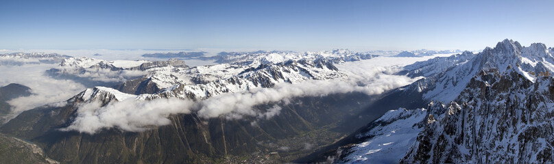 Vue panoramique de la vallée de Chamonix à partir de l'aiguille du Midi