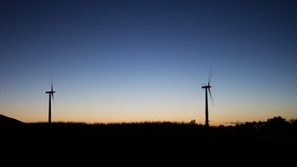 Obraz premium Windenergie im Sonnenuntergang