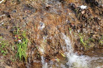 Wasser fließt in den Bach