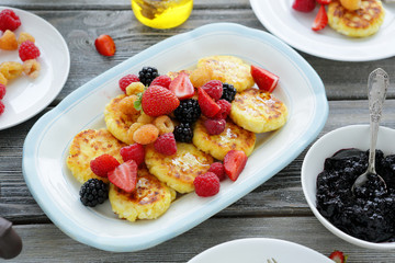 cheese pancakes with berry mix