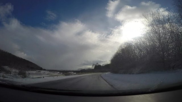 Autofahrt in einer Winterlandschaft (Time Lapse)