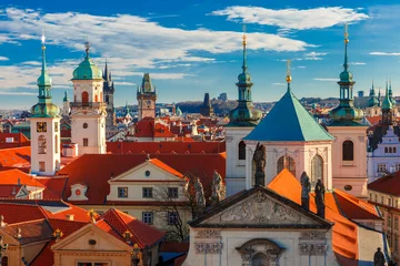  Luchtfoto uitzicht over de oude stad in Praag met koepels van kerken, klokkentoren van het oude stadhuis, Kruittoren, Tsjechië © Kavalenkava