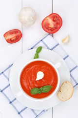 Tomatensuppe frische Tomaten Suppe in Suppentasse von oben