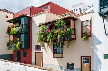 Fototapeta na wymiar Balkonhäuser in der Avenida Maritima in Santa Cruz; La Palma, Kanaren, Spanien