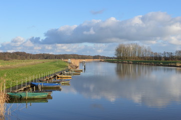 roeibootjes in de Oude IJssel onder wolkenlucht