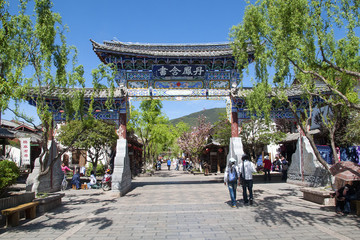brama prowadząca do miasteczka w pobliżu Lijiang w Chinach - obrazy, fototapety, plakaty