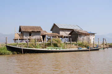 domy na palach na Jeziorze Inle w Birmie © sly10000