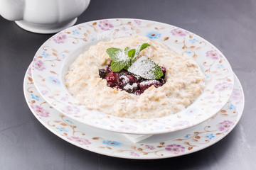 oatmeal with berries