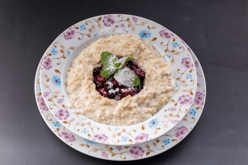 oatmeal with berries