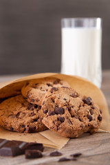 Cookies mit einem Glas Milch