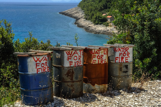 Tonnen mit Wasser gegen Waldbrand in Kroatien