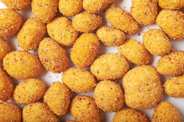 Surface covered with crunchy nuts