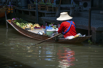 pływający targ w Damnoen Saduak w Tajlandii