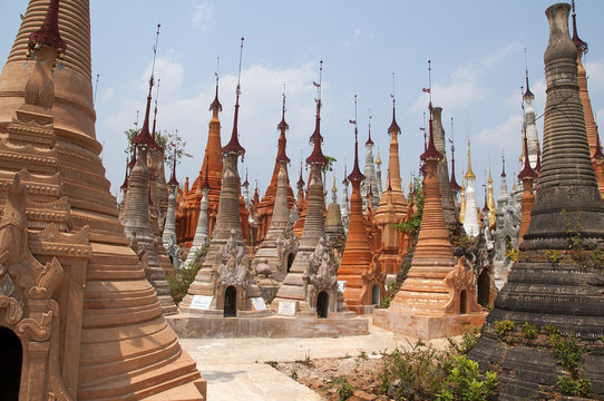 stupy wok&oacute;ł pagody Shwe Inn Thein w Birmie