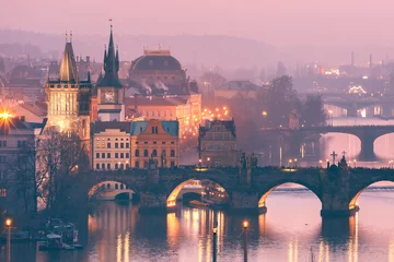 Tuinposter Foto van de dag Bovenaanzicht over de oude stad en bruggen over de rivier de Moldau in Praag, Tsjechië