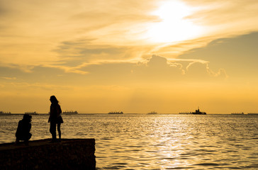 Fototapeta premium Silhouette people under sunset sky
