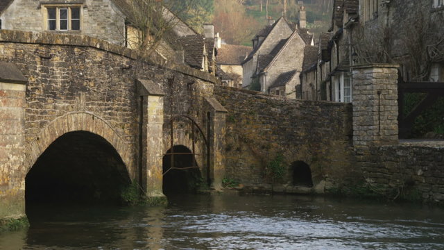 Tilt from a bridge to an old village in England.