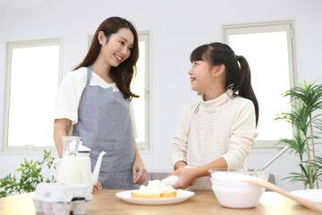 料理を作る親子