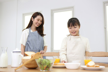 朝食を用意する親子