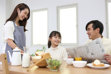 Obraz na płótnie Canvas 朝食を食べる家族
