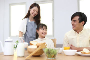 Obraz na płótnie Canvas 朝食を食べる家族