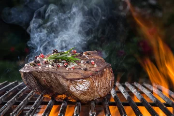 Crédence de cuisine en verre imprimé Grill / Barbecue Beef steak on the grill.