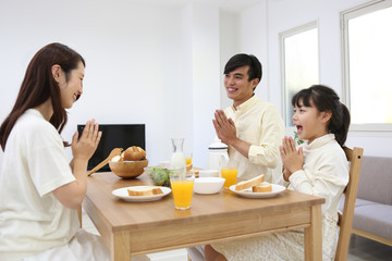 朝食を食べる家族 © milatas