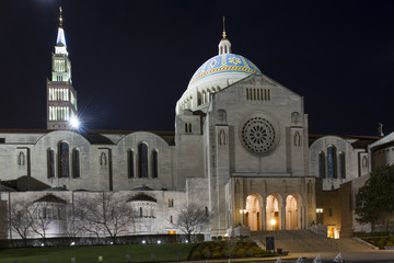 Fototapeta na wymiar Basilica of the National Shrine of the Immaculate Conception
