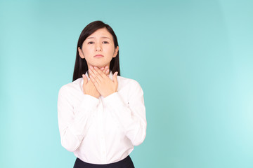 喉の痛みを訴える女性