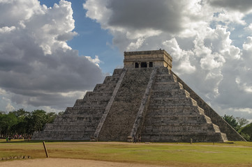 Fototapeta na wymiar Mayan Pyramid of Kukulkan 