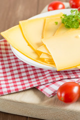 K&auml;sescheiben auf einem Holzbrett