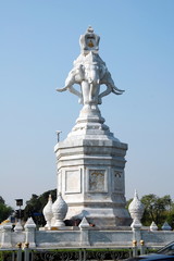 Obraz premium Sculptures of elephant heads on a pillar in Bangkok, Thailand