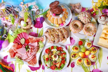 Poster traditioneel paasontbijt op feestelijke tafel © teressa