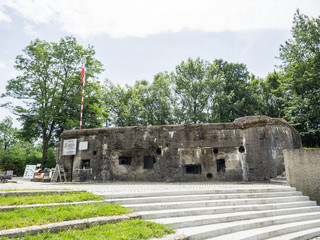 Fototapeta na wymiar Schron bunkier Wędrowiec w Węgierskiej Górce