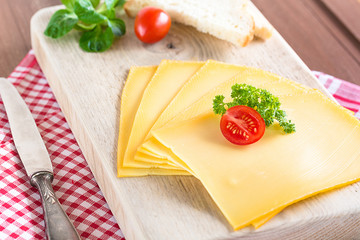 Käsescheiben auf einem Holzbrett