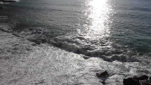 Onde dorate sulla spiaggia