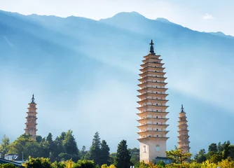 Fotobehang De drie pagodes van de Chongsheng-tempel in Dali, China © efired
