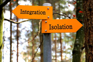 Integration und Isolation geschrieben auf zwei Wanderwegweisern