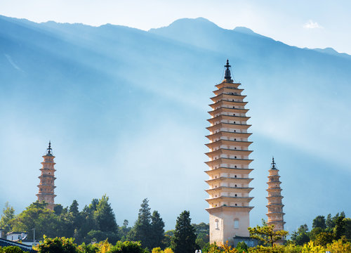 Fototapeta The Three Pagodas of Chongsheng Temple in Dali, China