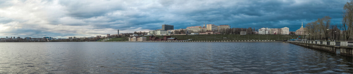 Obraz premium Pond panorama on the embankment in the city