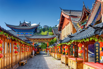 Straat versierd met traditionele rode lantaarns, Lijiang, China